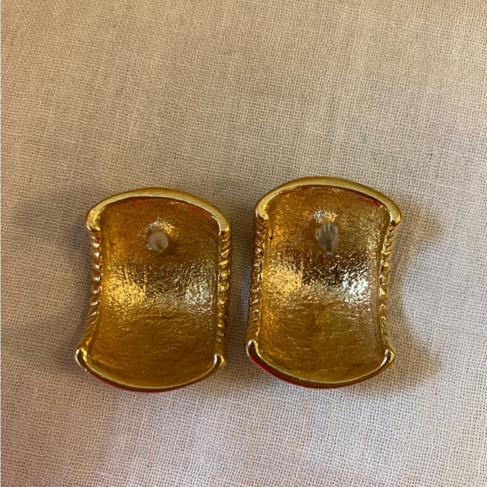 Gold Tone‎ Ribbed Vintage Clip on Earrings - Picture 4 of 6
